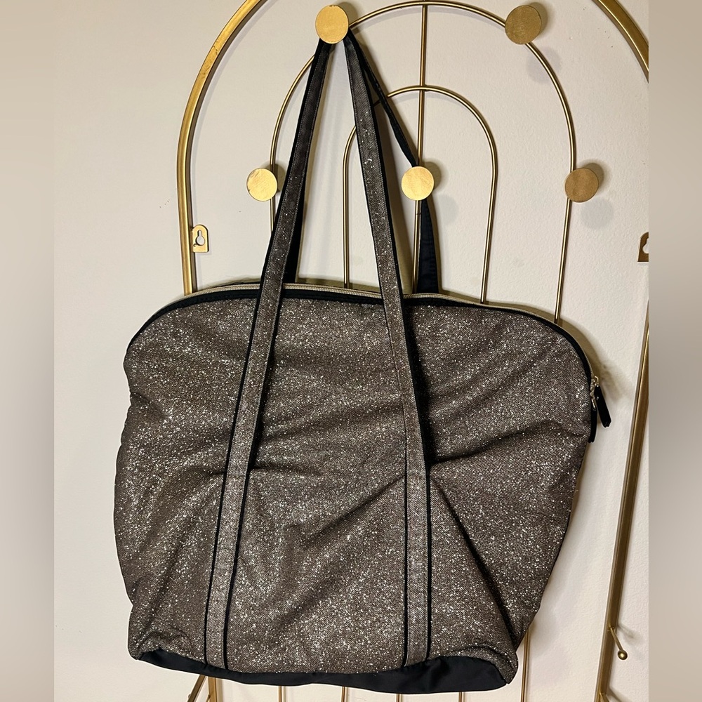 EUC Victorias Secret 17” x 15” Weekend bag - Picture 3 of 7